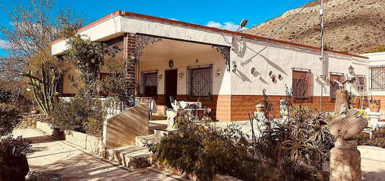 Chalet en El Fondo de les Neus-El Hondon de las Nieves