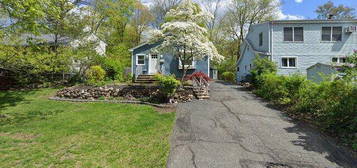 8 Cayuga Trl, Wayne, NJ 07470