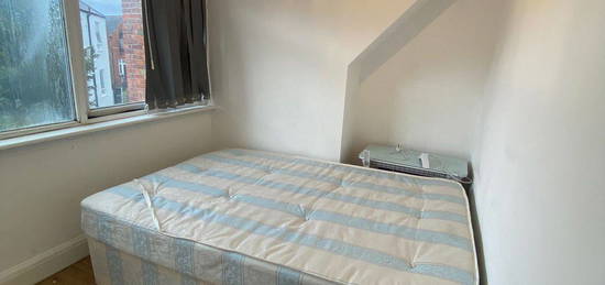 Flat to rent in Park Avenue, London NW2