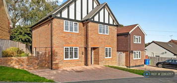 5 bedroom detached house