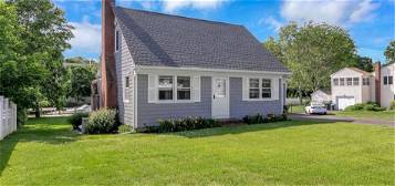 6 Orchard Creek Dr, Center Moriches, NY 11934