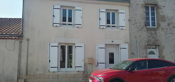 Maison de bourg. 2 chambres et bureau, avec extérieur