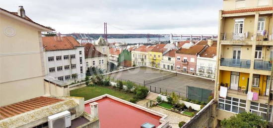 Apartamento T1 com vista rio, na Lapa, Lisboa