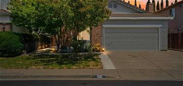 900 Turquoise Dr, Vacaville, CA 95687