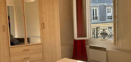 Location appartement équivalent 2 pièces meublé de 24m2 rue Guy Môquet Paris 17ème – 920/mois