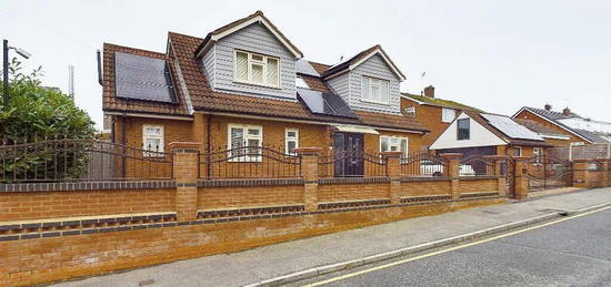 4 bedroom detached house