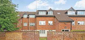 Flat to rent in Galdana Avenue, Barnet EN5