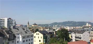 Sehr helle Wohnung im Zentrum mit Blick über Linz (inkl. Balkon)