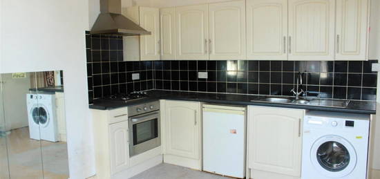 Flat to rent in High Street, Erdington, Birmingham B23