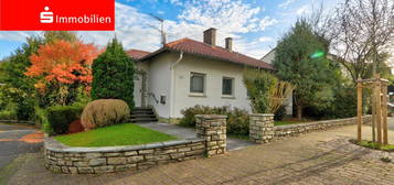 Einfamilienhaus/Bungalow mit großzügigem Garten, Baumbestand und Blick ins Grün