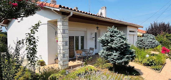 Maison restaurée avec goût de plain-pied entourée d’une jardin clos, garage