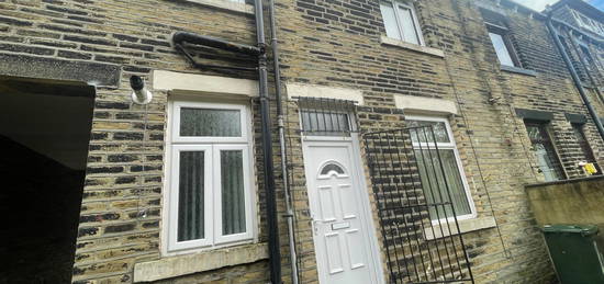 Terraced house to rent in Talbot Street, Bradford BD7