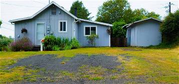 1084 Ohio St, North Bend, OR 97459