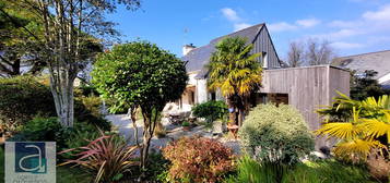 DINAN/LEHON :  Quartier résidentiel, Jolie maison avec extension bois, et son merveilleux jardin.