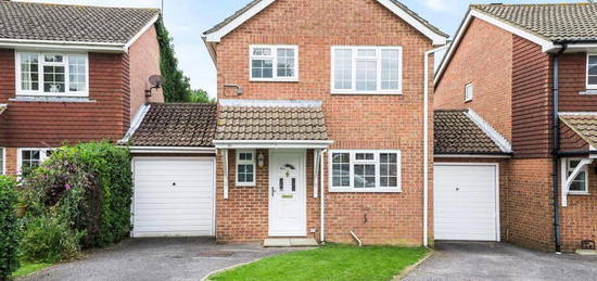 Link-detached house to rent in Eridge Drive, Crowborough TN6