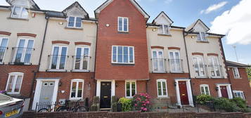 Town house to rent in Hereford Close, Kennington, Ashford TN24