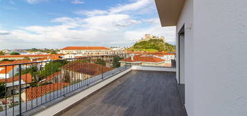 Apartamento T3 Duplex na Urbanização Quinta dos Capuchos, Leiria