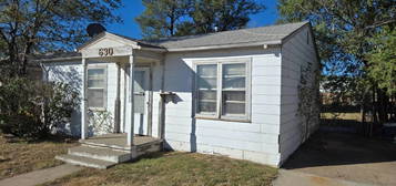 630 Warren Ave, Liberal, KS 67901