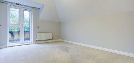 Flat to rent in The Ridgeway, Enfield EN2