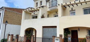 Chalet adosado en venta en calle Manuel Ortiz