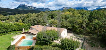 Villa avec piscine, véranda, très grand garage et cave à vendre dans la région de Dieulefit