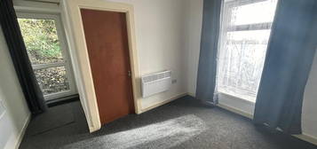 Flat to rent in Woodfield Street, Swansea SA6