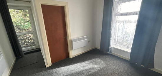 Flat to rent in Woodfield Street, Swansea SA6