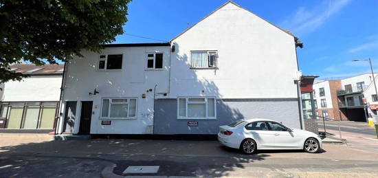 Flat to rent in London Road, Leigh-On-Sea SS9