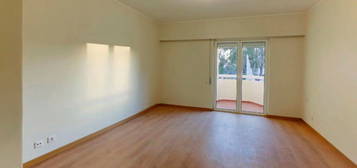 Arrendamento de Apartamento T3  na rua Orquídeas, 6