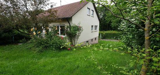 Praktisches, älteres Einfamilienhaus mit eingewachsenem Garten in Breitenstein