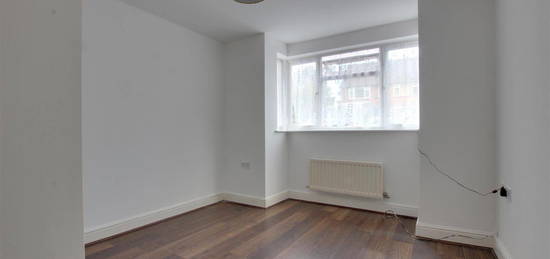 Flat to rent in Deepdene Court, London N21