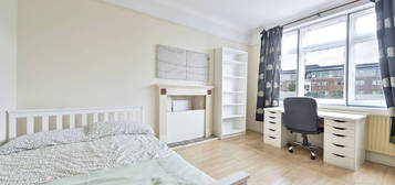 Flat to rent in Talgarth Road, Barons Court, London W14