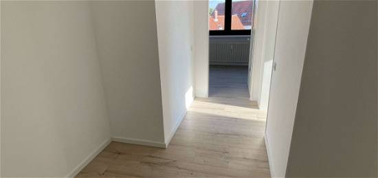 Lichtdurchflutete, vollständig renovierte 2-Zimmer-Wohnung in Geismar mit Tiefgaragenplatz