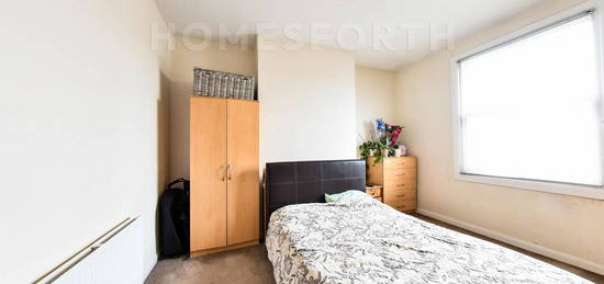 Flat to rent in Albion Road, Stoke Newington N16