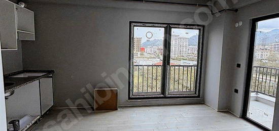 CUMHURİYET MAH BALKONLU 1+1 SATILIK SIFIR DAİRE