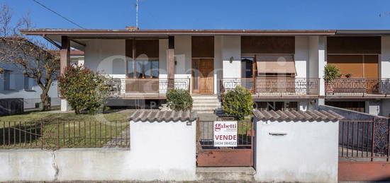 Villa in vendita in via Giuseppe Mazzini, 4