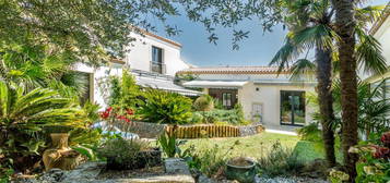 Luxueuse maison moderne avec piscine et jardin méditerranéen au centre de Saujon