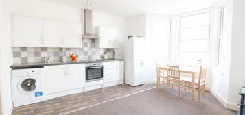 Flat to rent in King Charles Road, Berrylands, Surbiton KT5