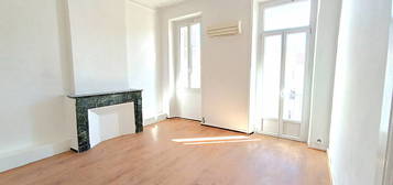 A louer T6 de 142m2 rue Consolat en Duplex