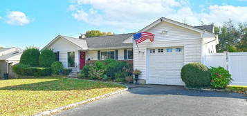 10 Sherman Rd, Glen Cove, NY 11542