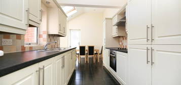 Maisonette to rent in Myrtle Grove, Jesmond, Newcastle Upon Tyne NE2