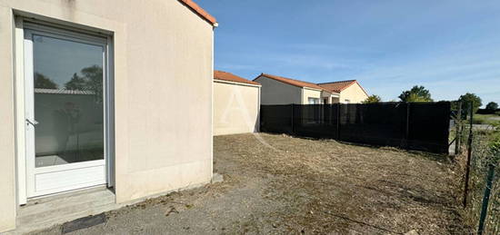 Maison deux chambres, garage en plein bourg