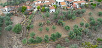 Casa de pedra com enorme potencial em aldeia tranquila.