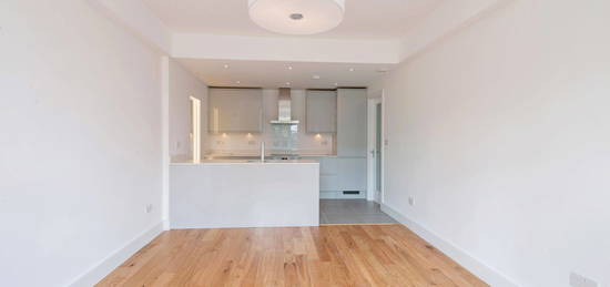 Flat to rent in Grove End Gardens, Grove End Road, St John's Wood, London NW8