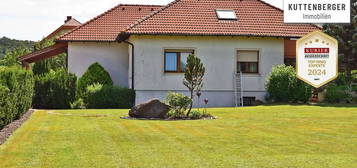 Top gepflegter Bungalow mit riesengroßem, ebenen Garten