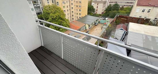 Helle und freundliche 2-Zimmer-Dachgeschosswohnung mit Balkon