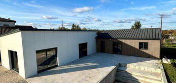 Maison contemporaine avec piscine et grand jardin