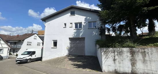 Großes Einfamilienhaus mit Ausbau-Potential und XXL-Garage in Diedelsheim