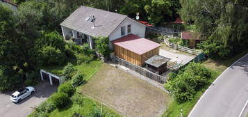 Großes Einfamilienhaus mit Pferdeboxen, Doppelgarage und toller Aussicht!