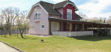 Romantisches Haus mit Wohnkeller und großer Terrasse in familienfreundlicher Kulisse